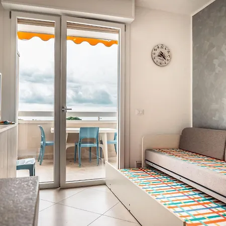 아파트 Seaside Retreat With Terrace In
