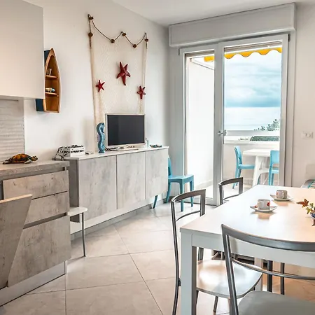 Seaside Retreat With Terrace In 아파트 *